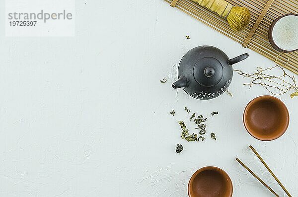 Erhöhte Ansicht japanischen Kräutertee mit Teeset weißem Hintergrund