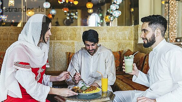 Gruppe Freunde arabisches Restaurant