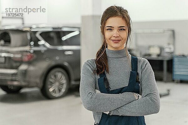 Lächelnde Frau beim Autoservice