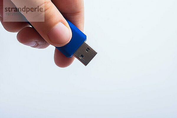 USB Flash Speicher in der Hand mit weißem Hintergrund