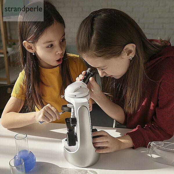 Mittlere Aufnahme Mädchen lernen mit Mikroskop