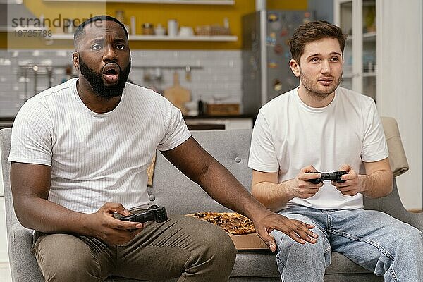 Freunde spielen Videospiele Fernsehen