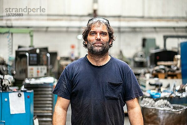 Porträt eines Fabrikarbeiters in der Metallindustrie im Bereich der numerischen Steuerung