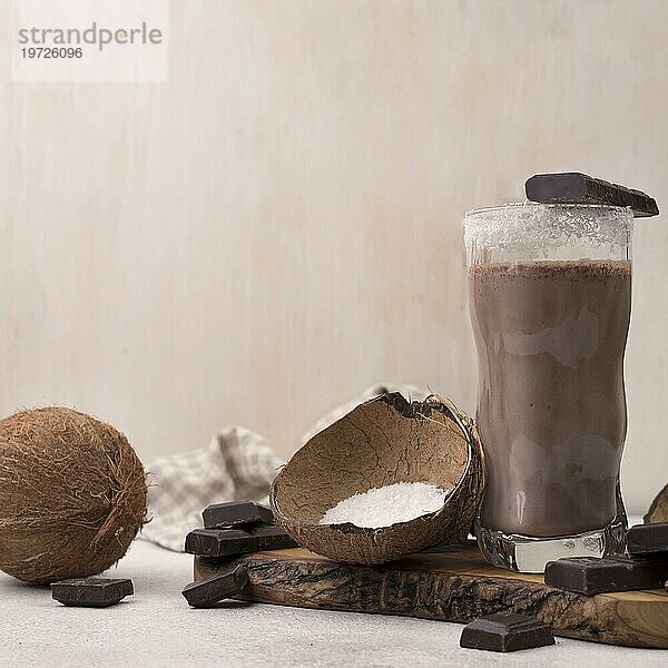 Vorderansicht Schokoladen Kokosnuss Milchshake Glas mit Kopierbereich