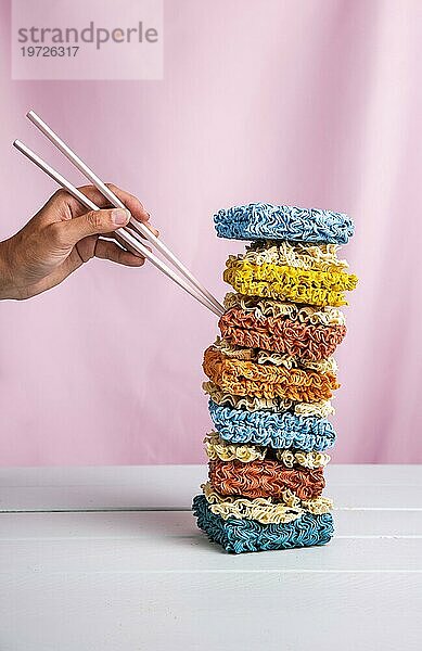 Vorderansicht Turm bunte Ramen Hand mit Stäbchen