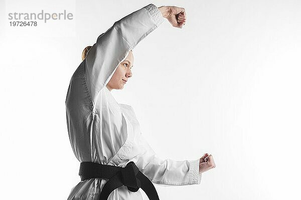 Karatekämpfer in Pose  Seitenansicht