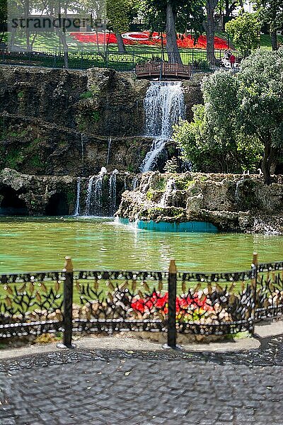 Schöner kleiner Wasserfall in einem Park als natürlicher Hintergrund