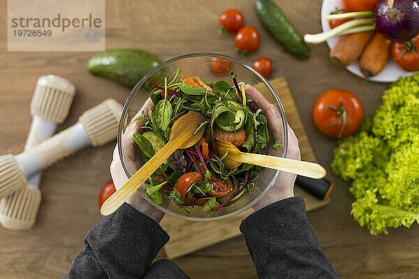 Close up Hände halten Schüssel mit Salat