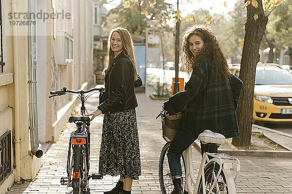 Freunde fahren Fahrrad Stadt