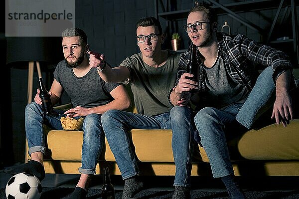 Frontansicht männliche Freunde beobachten Sport TV zusammen  während mit Snacks Bier