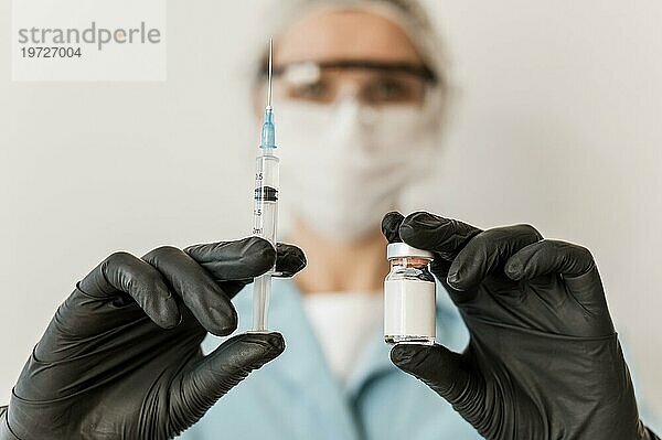 Vorderansicht Ärztin mit Impfstoffhandschuhen