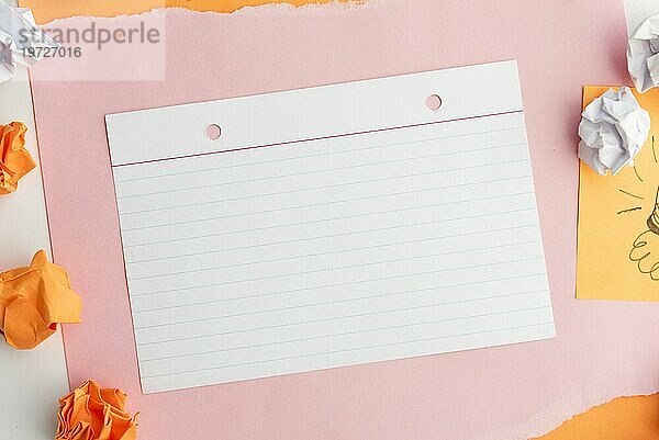 Draufsicht Linienpapier Kartonpapier mit zerknittertem Papier