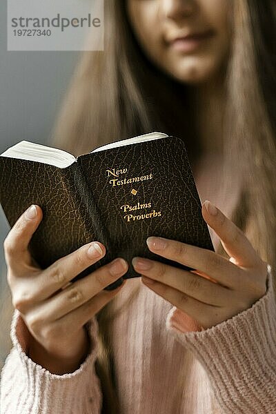 Frau liest aus der Bibel