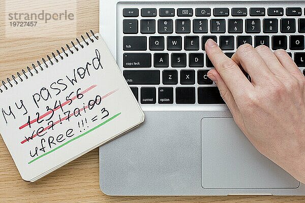 Flachlader Laptop mit Händen Notebook mit Passwort Informationen