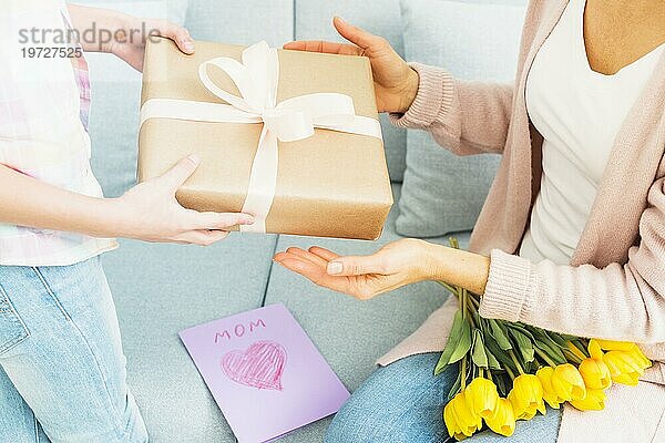 Tochter präsentiert Geschenkbox Mama Mutter s Tag Feier
