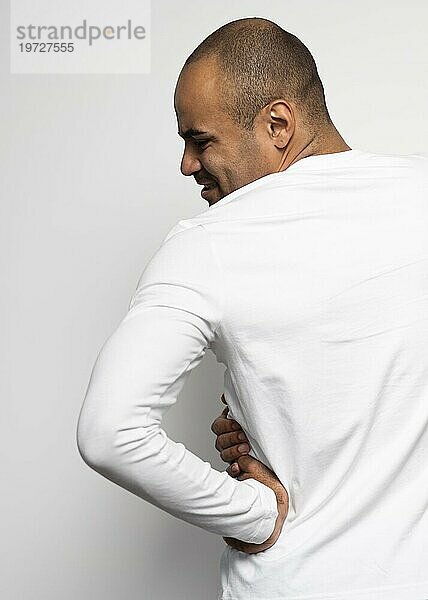 Rückenansicht eines Mannes  der an Seitenschmerzen leidet