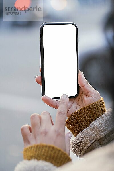Frau überprüft leeren Bildschirm Smartphone