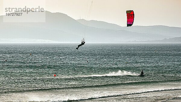 Kitesurfer springt  Gegenlicht  Küstenlinie  Tarifa  Meerenge von Gibraltar  Costa de la Luz  Andalusien  Spanien  Europa