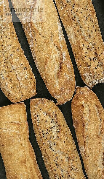 Verschiedene Brote flachlegen