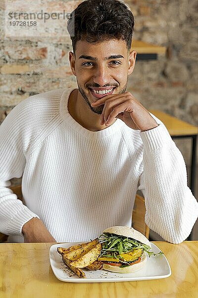 Mittlere Aufnahme Smileymann mit Essen 2