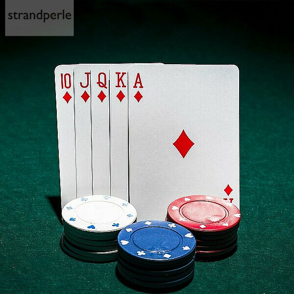 Stack Casino Chips vor Royal Flush spielen Karte Pokertisch