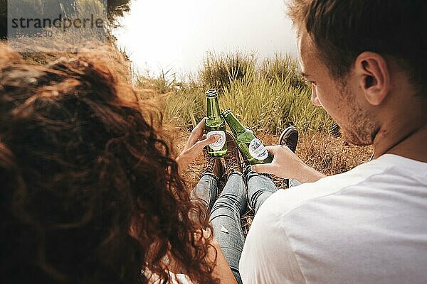 Nahaufnahme sitzendes Paar beim Biertrinken