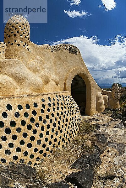 Eingang  Wand  Design  Architektur  Lehmputz  mit Flaschen isoliert  Adobe style  Earthship  New Mexico  USA  Nordamerika
