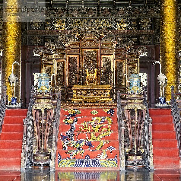 China  Peking  Kaiserpalast  Palastmuseum oder Verbotene Stadt  Kaiserthron in der Halle der Höchsten Harmonie  Tai he Men im Schnee  Asien
