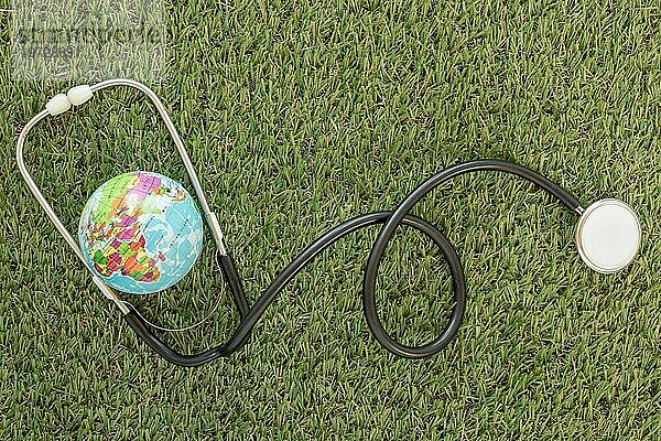 Draufsicht Globus mit Stethoskop Gras