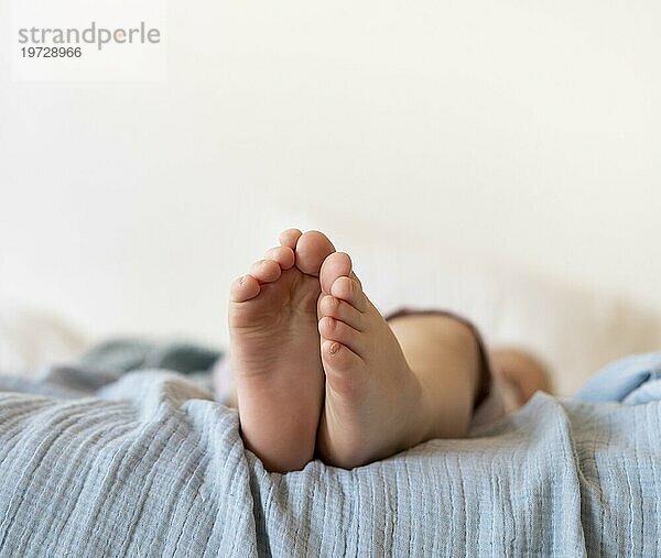 Close up Baby Füße sitzen Bett