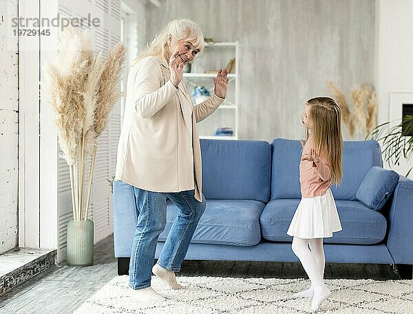 Oma mit spielendem Mädchen zu Hause