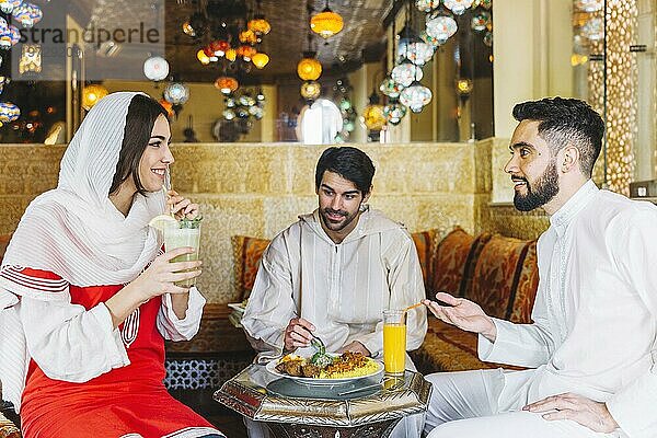 Gruppe muslimischer Freunde Restaurant