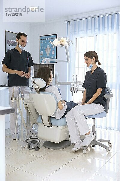 Lächelnder Patient Zahnarzt s Zahnklinik