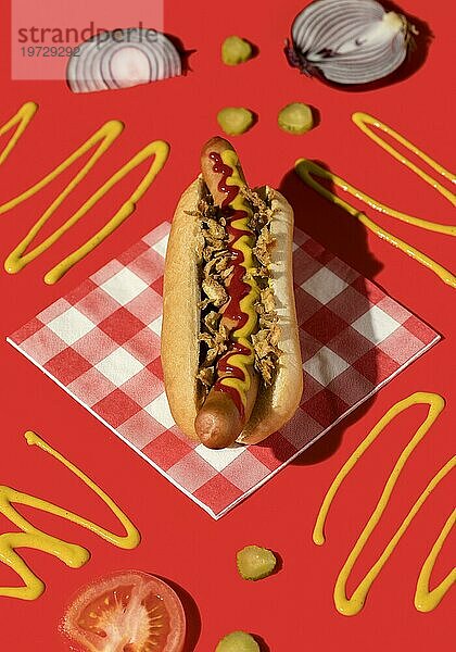 Ansicht von oben Hot Dog mit Senfzwiebeln