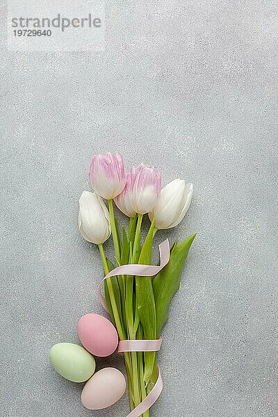 Flat Lay schöne Tulpen mit Band bunte Ostereier