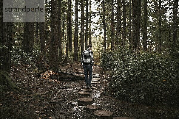 Mann geht im Wald spazieren