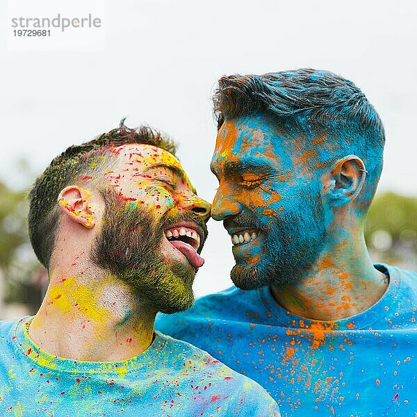 Homosexuell Spaß haben küssen holi Festival