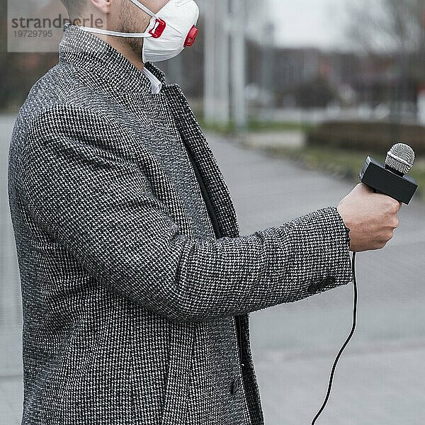 Nahaufnahme Journalist Mann mit Maske