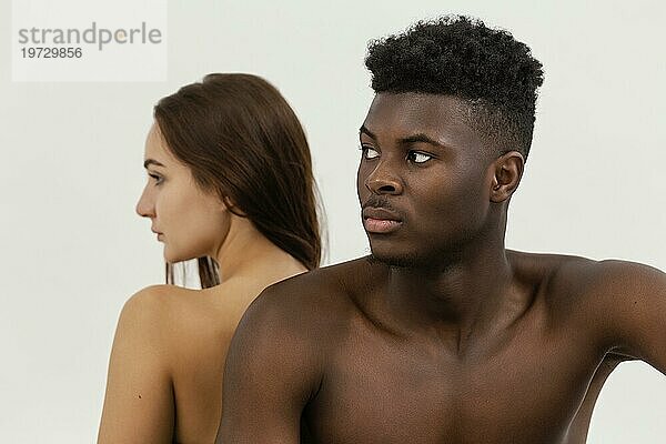 Schwarzer Mann weiße Frau posiert zusammen