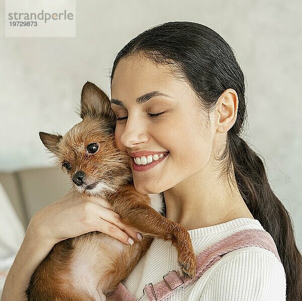 Close up smiley Mädchen umarmt Haustier
