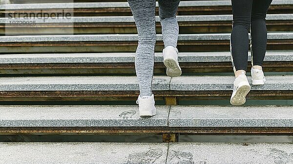 Niedriger Schnitt zwei Läuferinnen beim Joggen auf Treppen