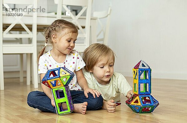 Junge Mädchen zu Hause spielen mit Spielzeug zusammen