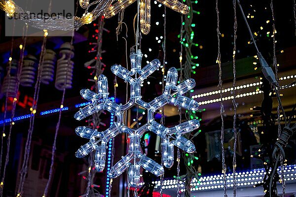 Weihnachts und Partybeleuchtung in Form einer Schneeflocke