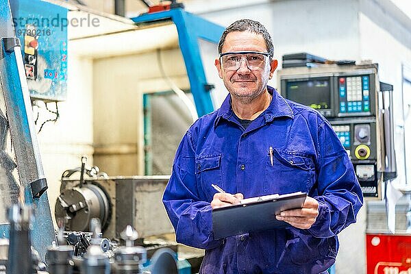 Porträt eines Fabrikarbeiters im Bereich der numerischen Steuerung  Metallindustriewerk