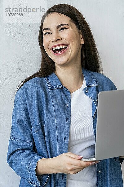 Porträt glückliche lachende Frau mit Laptop