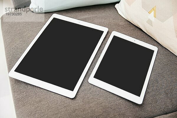 Nahaufnahme von zwei digitalen Tabletten mit schwarzem Bildschirm