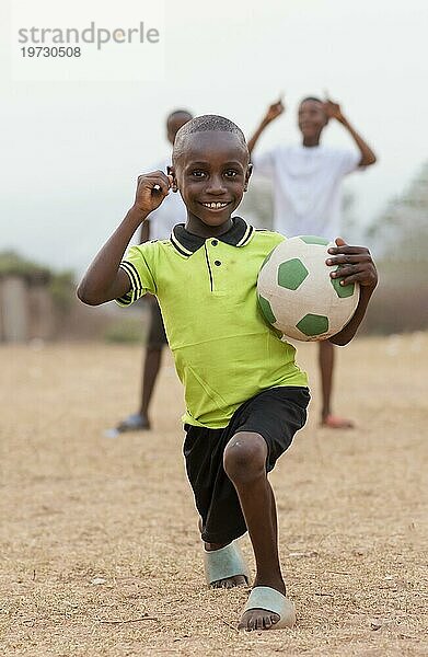 Porträt afrikanisches Kind mit Fußball 2