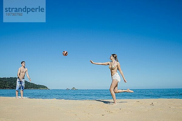 Ehepaar spielt Beachvolleyball