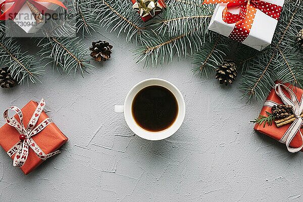 Weihnachten Komposition mit Kaffee Mitte