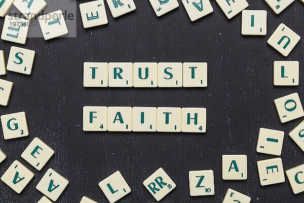 Ansicht Vertrauen Glaube Scrabble Buchstaben aus